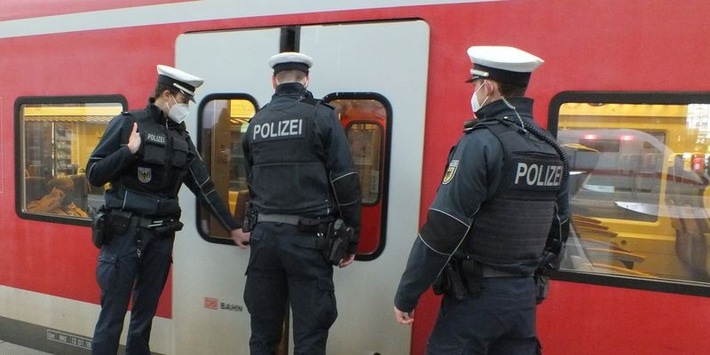 Bundespolizeidirektion München: Fahrtausschluss im RE Weilheim - München / 28-Jähriger ohne Mund-Nase-Bedeckung beleidigt Bahn-Mitarbeiter und Polizisten