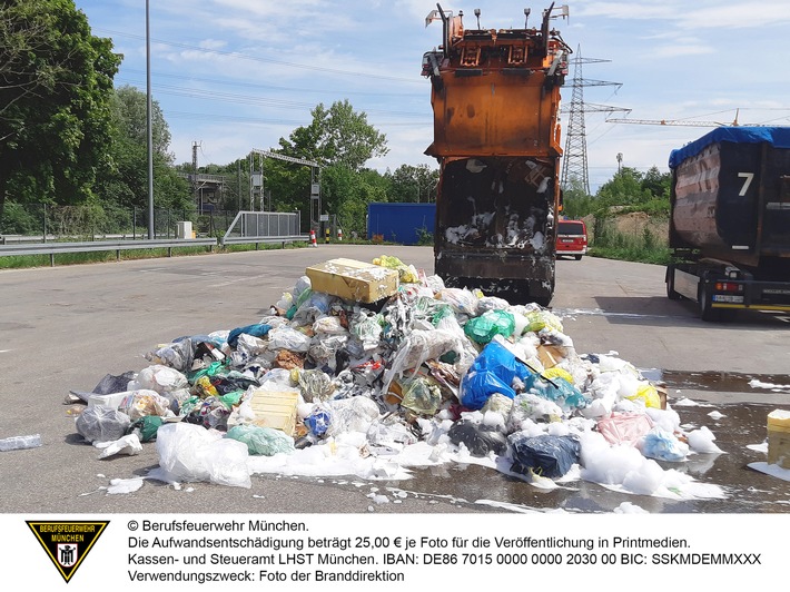 FW-M: Müllfahrzeug raucht (Sendling-Westpark)
