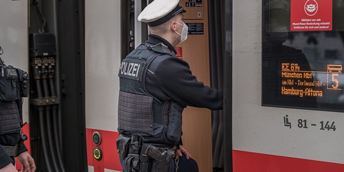 Bundespolizeidirektion München: Bedrohung im Zug / Aggressiver Mann verursacht größeren Polizeieinsatz