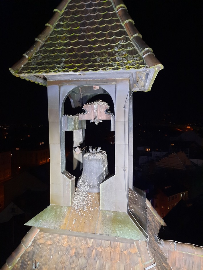FW Konstanz: Große Glocke auf Dach gestürzt