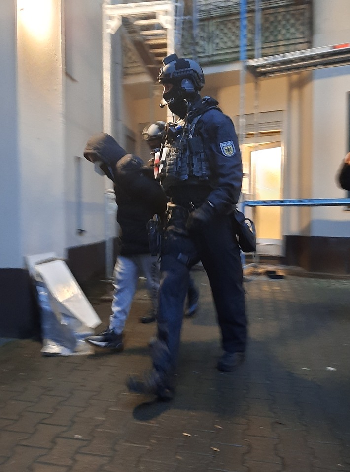 BPOL Halle: Bundespolizei legt international agierender Schleuserbande das Handwerk - vier Untersuchungshaftbefehle vollstreckt und 14 Objekte durchsucht