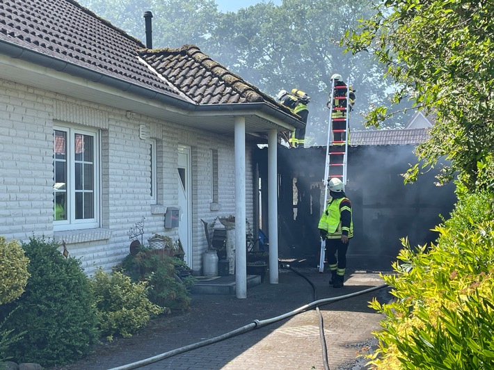 FW-ROW: Carport brennt an Wohnhaus