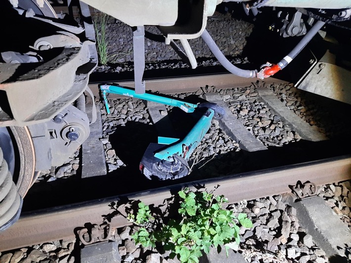 BPOLI MD: Zeugenaufruf der Bundespolizei: Bisher unbekannter Täter legt E-Scooter in Gleisbereich - Güterzug kollidiert damit