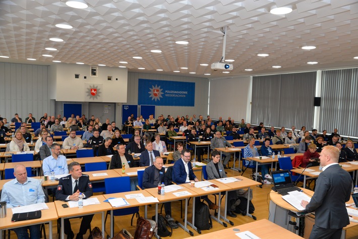 POL-AK NI: Polizei im Umgang mit psychisch Erkrankten: Tagung an der Polizeiakademie / Experten aus Polizei, Wissenschaft und Medizin diskutieren in Hann. Münden mit 200 Gästen