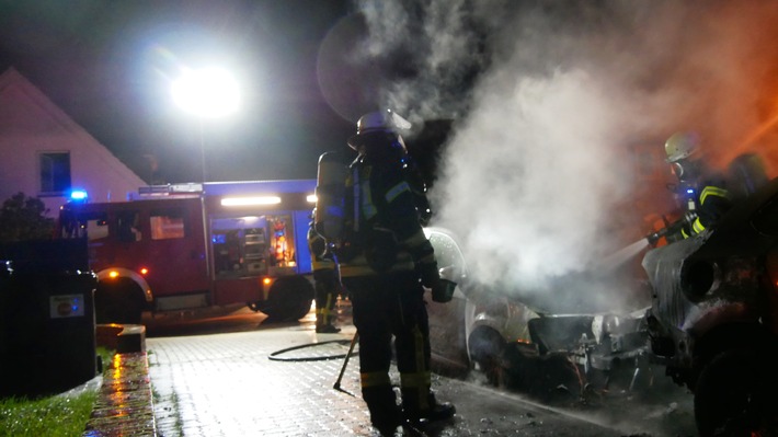 FW Celle: Mehrere brennende Fahrzeuge und Unrat in der Nacht