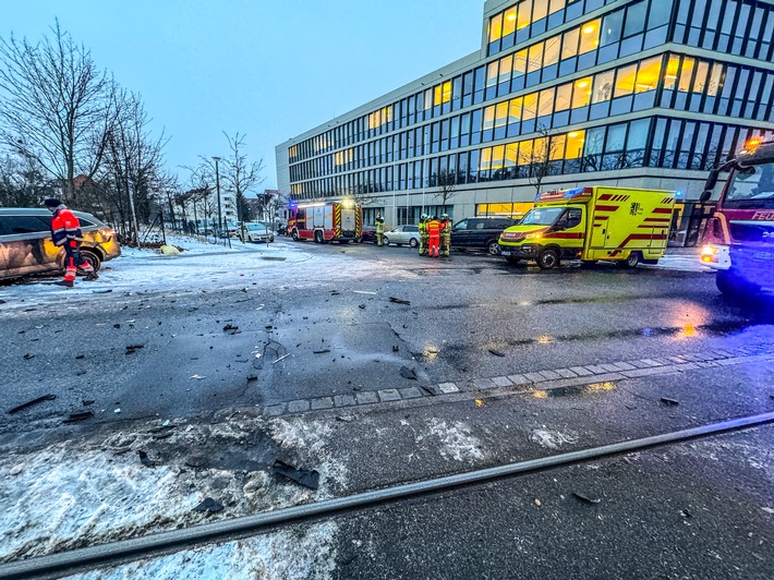 FW Dresden: Verkehrsunfall sowie Unwetterwarnung des DWD vor hoher Glättegefahr